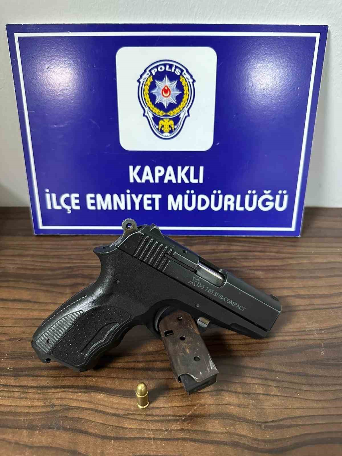 Ş&uuml;pheli şahısların &uuml;zerinde 2 adet ruhsatsız silah ele ge&ccedil;irildi
