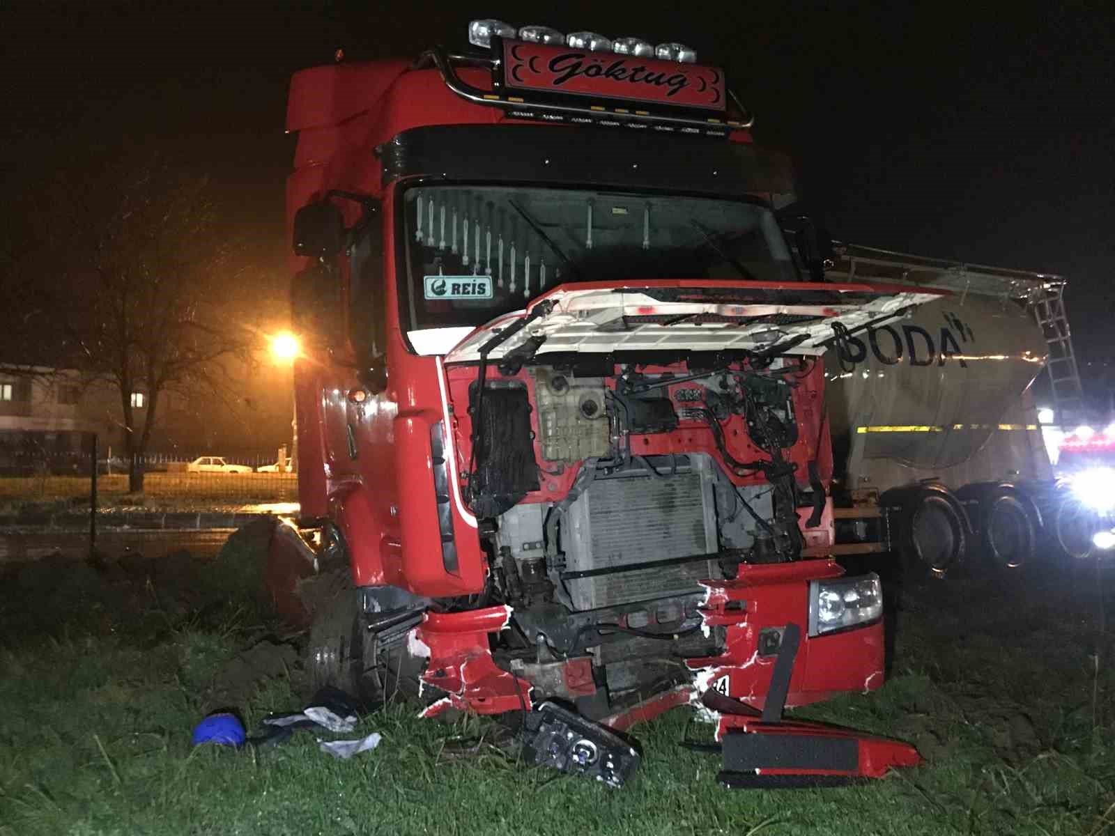 Sakarya’da tır ile hafif ticari araç çarpıştı: 2 yaralı