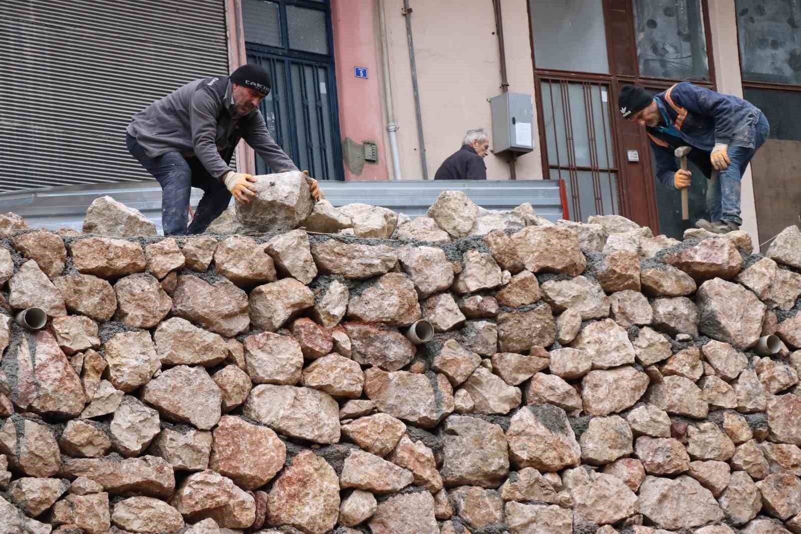 Çöken istinat duvarı yeniden inşa edildi