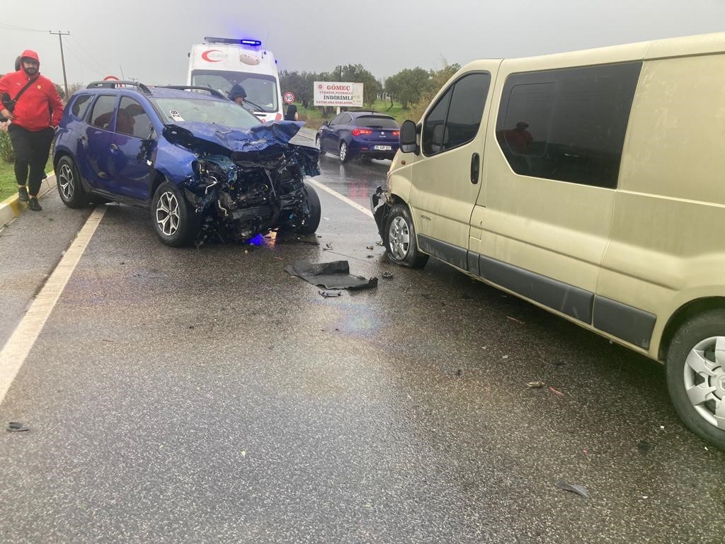 Balıkesir’de ters yönden gelip refüjü aşan araç dehşet saçtı: 8 yaralı