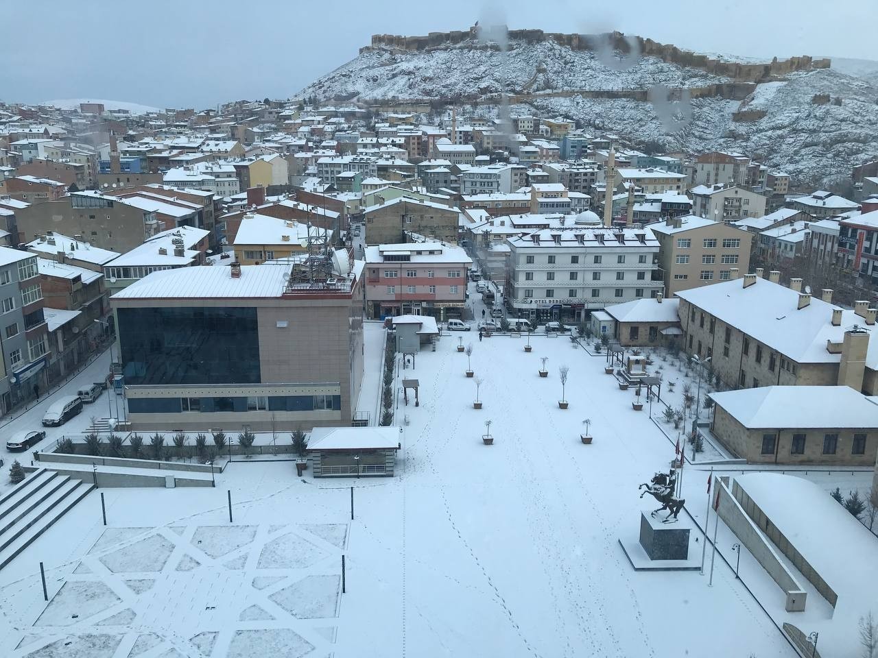 Bayburt pazar gününe kar yağışıyla uyandı