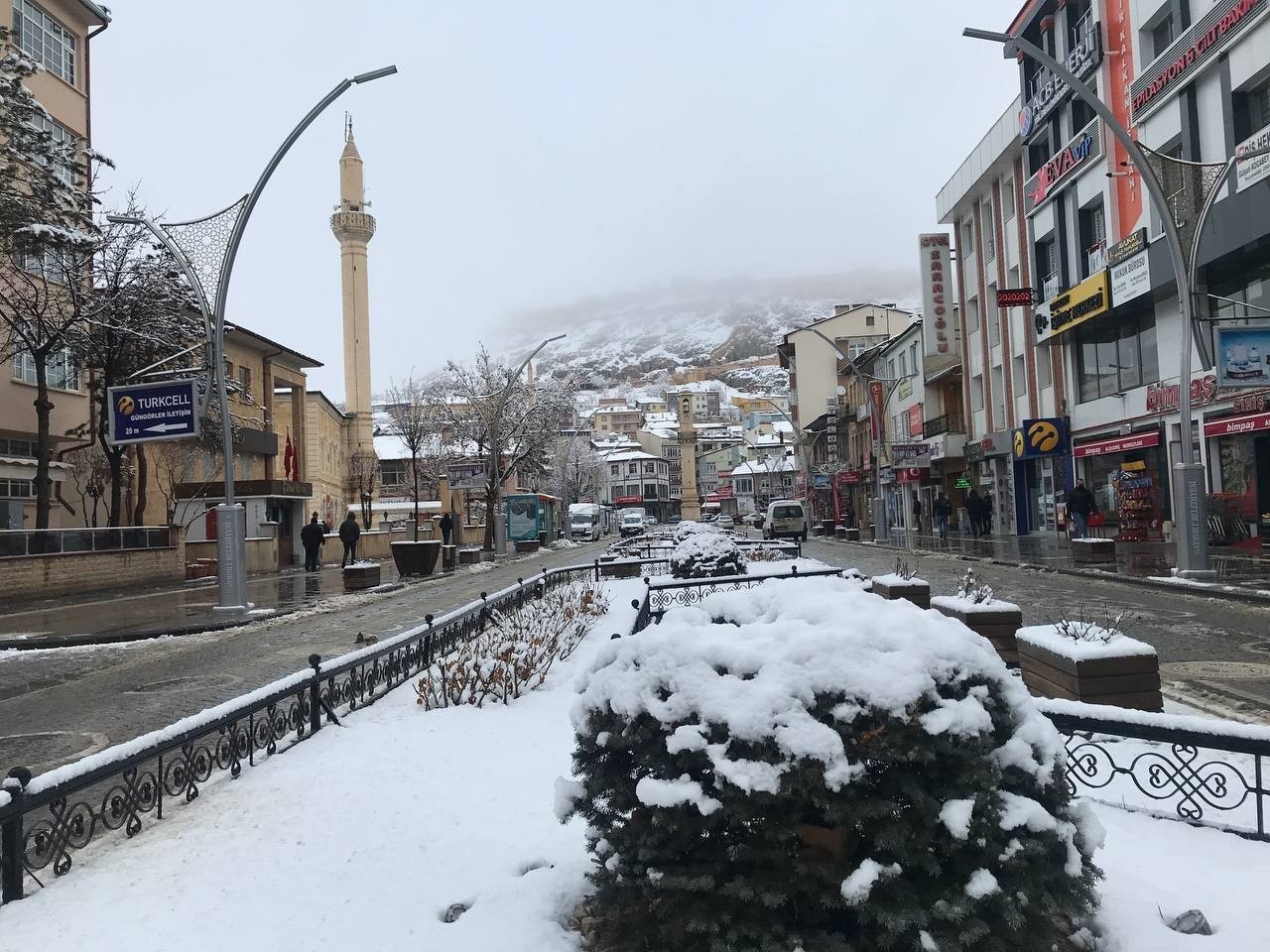 Bayburt pazar gününe kar yağışıyla uyandı
