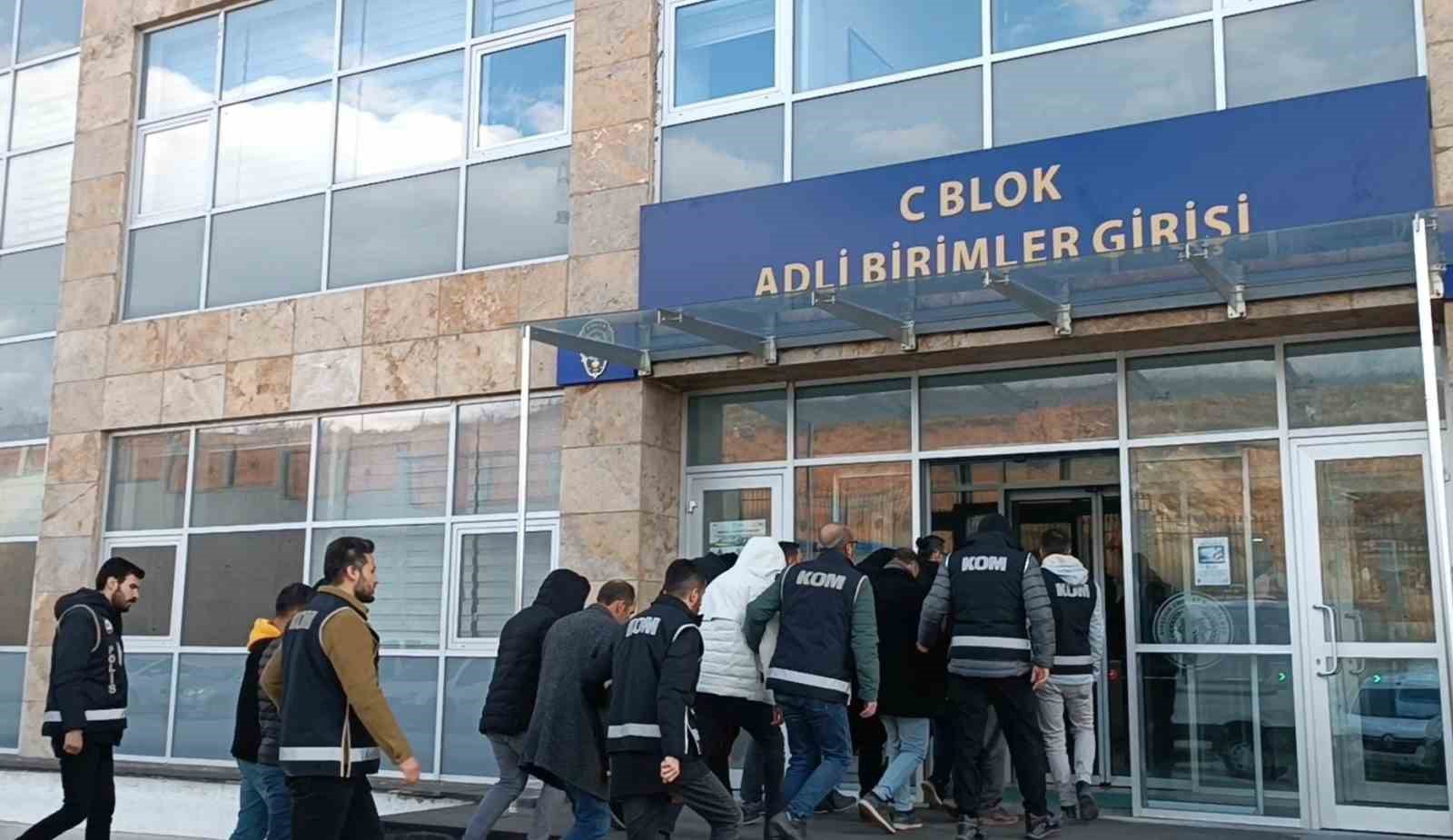 Başkasının yerine sınava girmek isteyen 21 kişi yakalandı