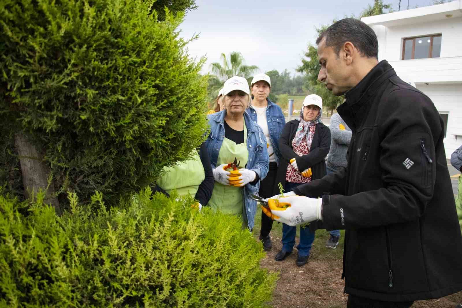 Mersin’de kadınlara uygulamalı budama eğitimi
