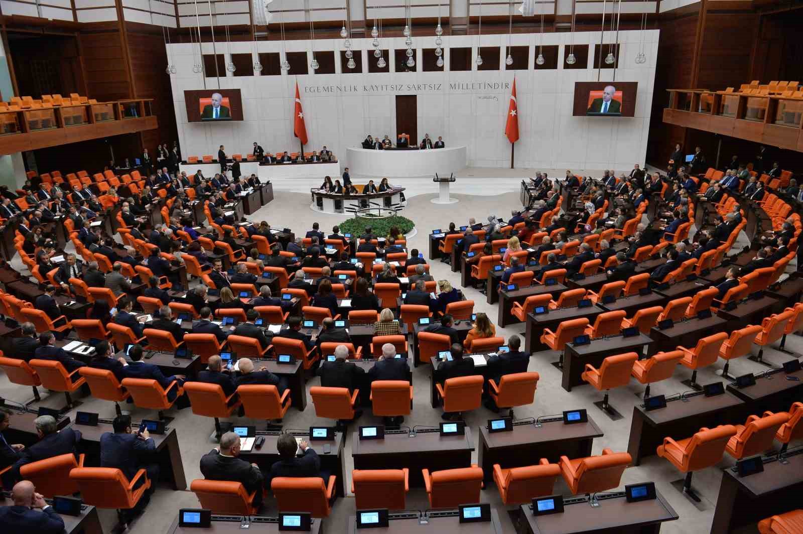 Son 7 ayda Meclis’te 600 milletvekilinden 61’i partilerden istifa etti