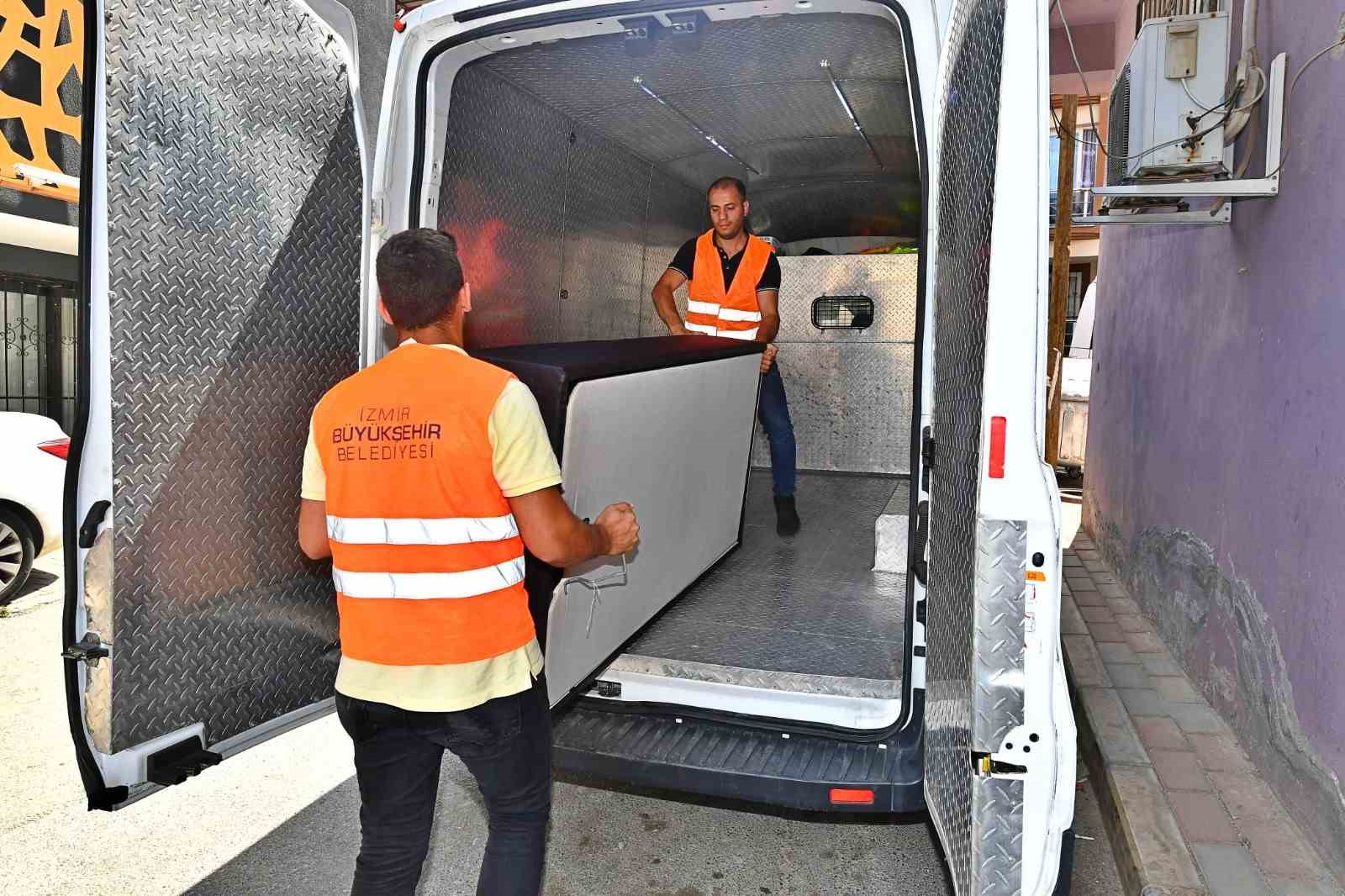 İzmir’de üniversite öğrencilerine nakliye desteği
