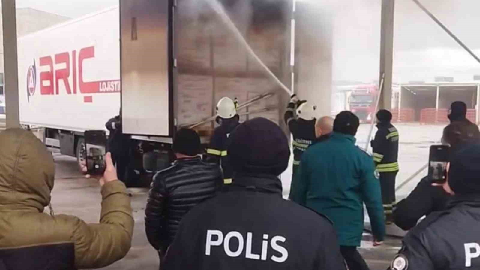 Edirne’de  bebek maması yüklü tırda çıkan yangın söndürüldü