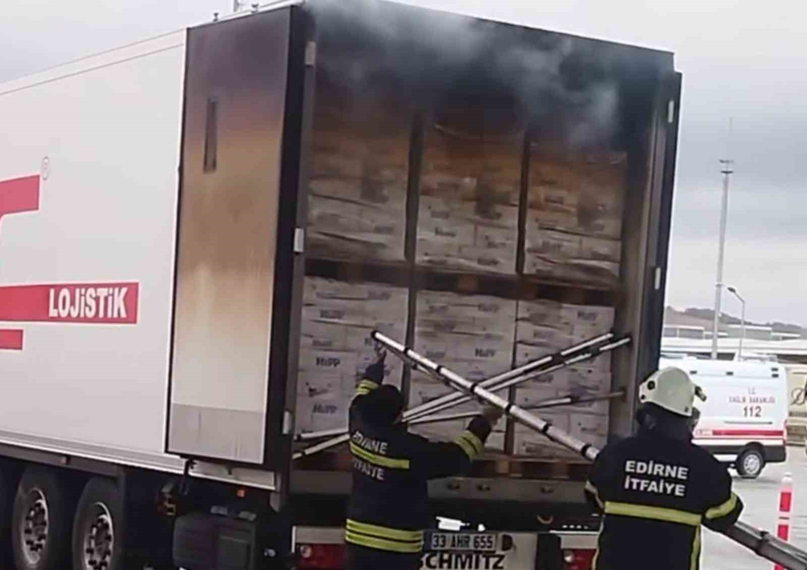Edirne&rsquo;de  bebek maması y&uuml;kl&uuml; tırda &ccedil;ıkan yangın s&ouml;nd&uuml;r&uuml;ld&uuml;
