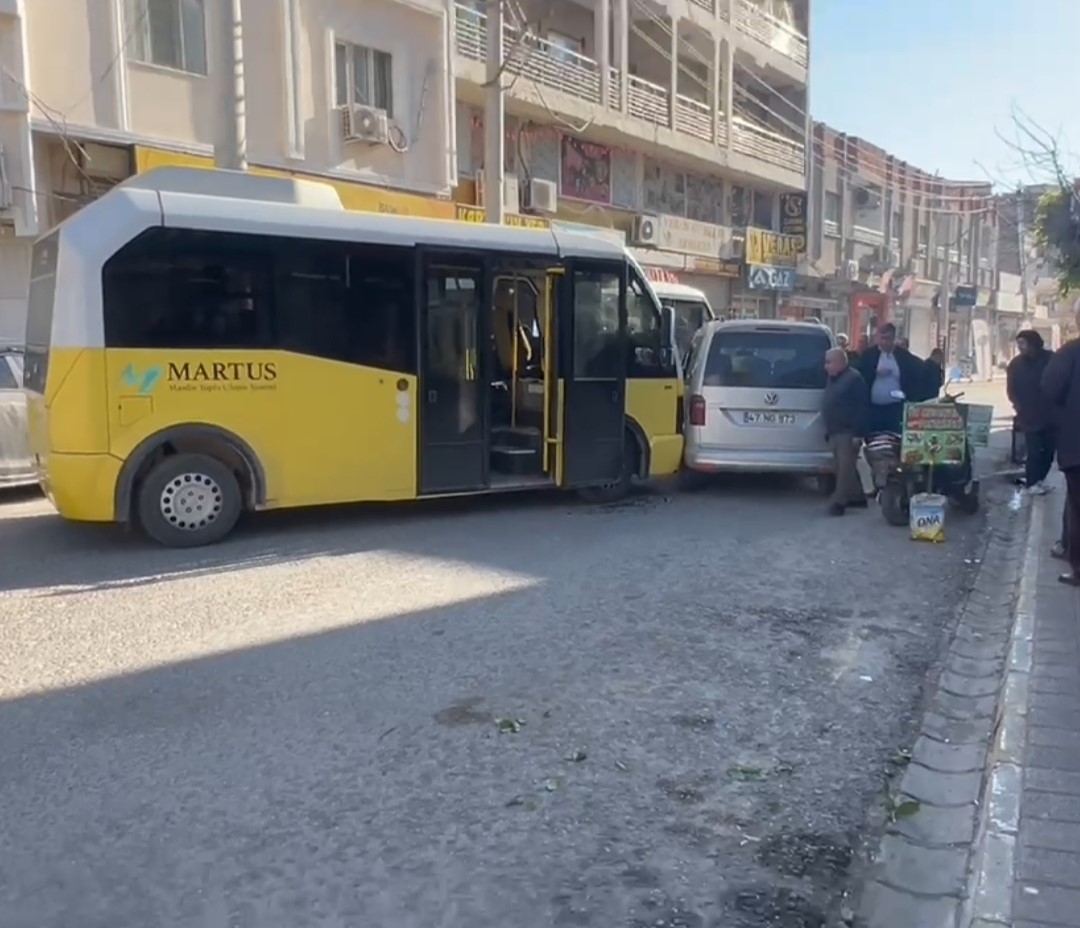 Mardin’de minibüs ile hafif ticari araç çarpıştı