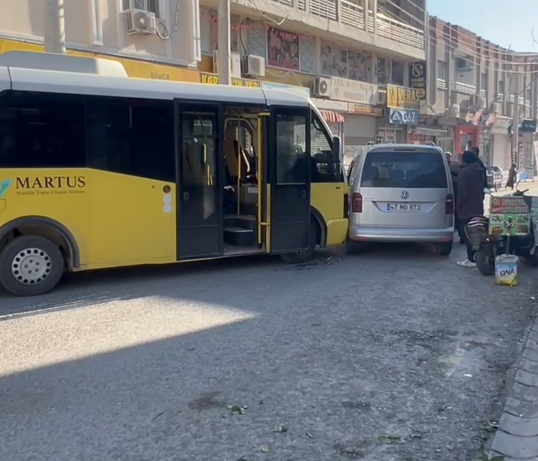 Mardin&rsquo;de minib&uuml;s ile hafif ticari ara&ccedil; &ccedil;arpıştı
