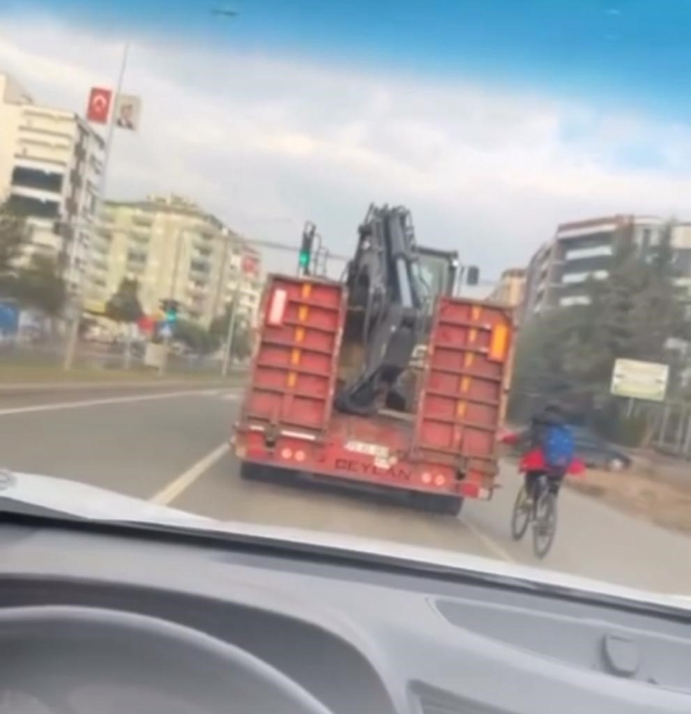 Batman’da tıra tutunan bisiklet sürücüsü kazaya davetiye çıkardı