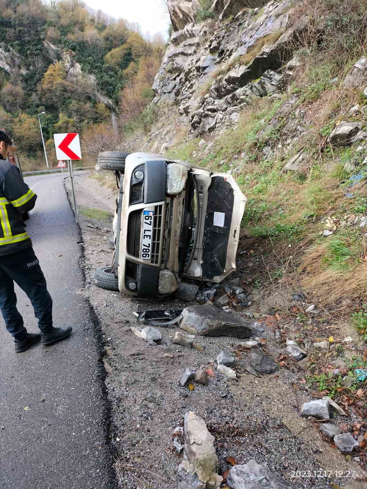 Kontrolden çıkan araç devrildi; 2 yaralı