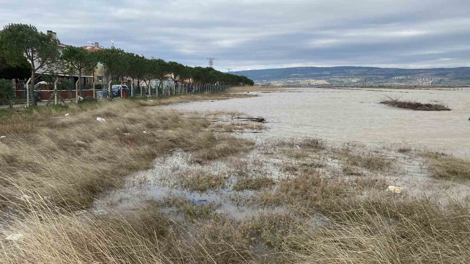 Çanakkale’de sağanak yağış sonrası yazlıklar sular altında