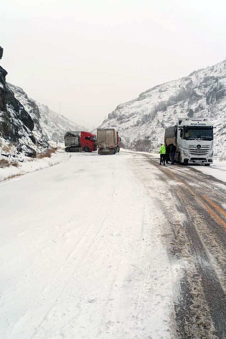 G&uuml;m&uuml;şhane kent merkezinde mevsimin ilk kar yağışı ger&ccedil;ekleşti
