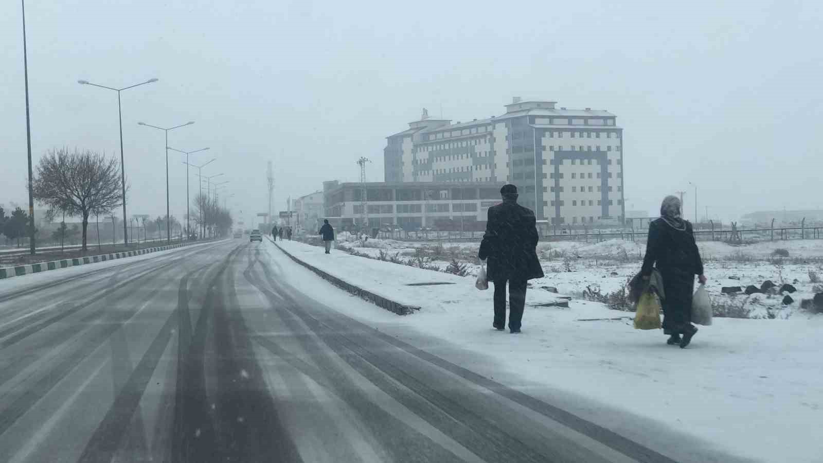 Kars&rsquo;ta kar yağışı etkili oluyor
