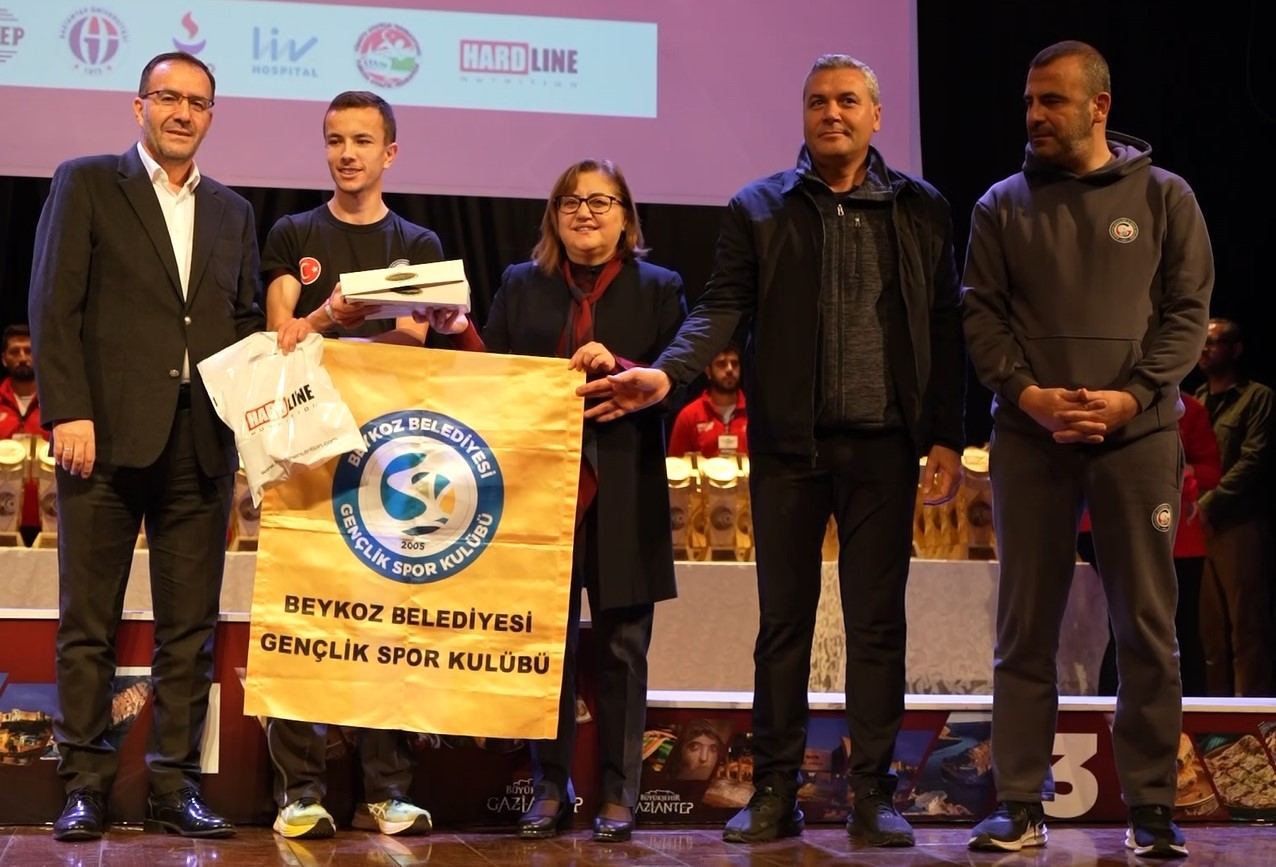 5. Gazi Yarı Maratonu’nda dereceye giren sporcular ödüllerini aldı