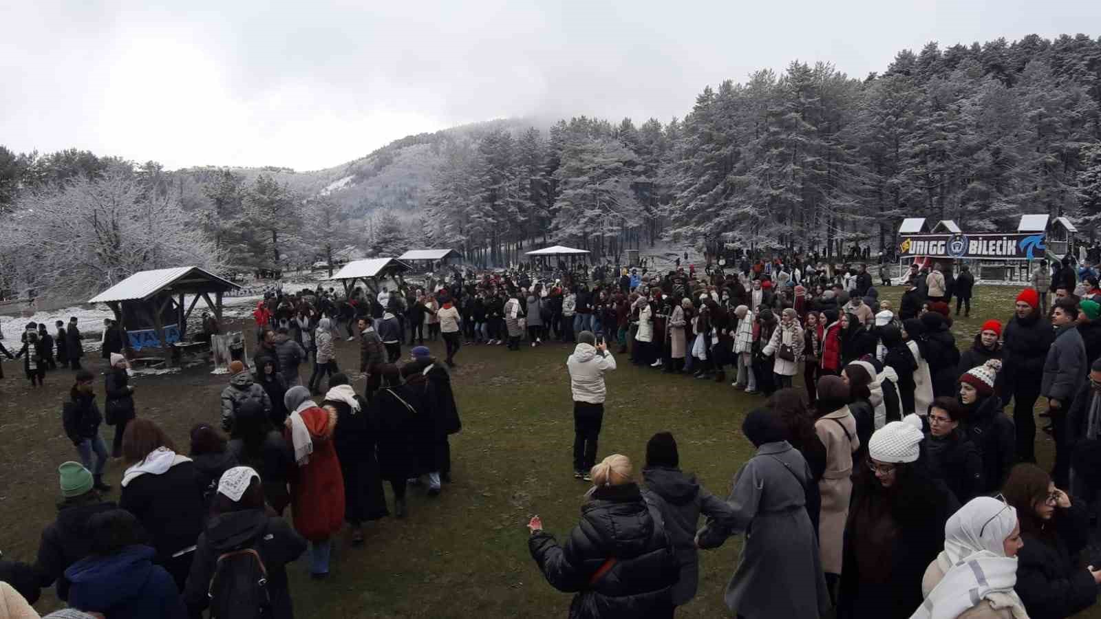 Karlar altında hamsi festivali: 2 ton hamsi tükettiler
