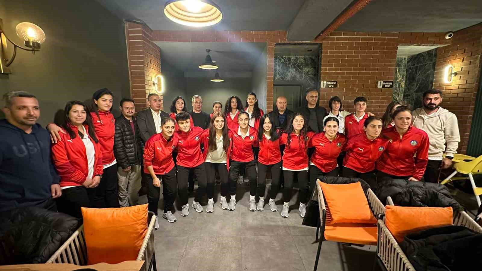 Yüksekova Belediyespor Kadın Futbol Takımı yemekte bir araya geldi