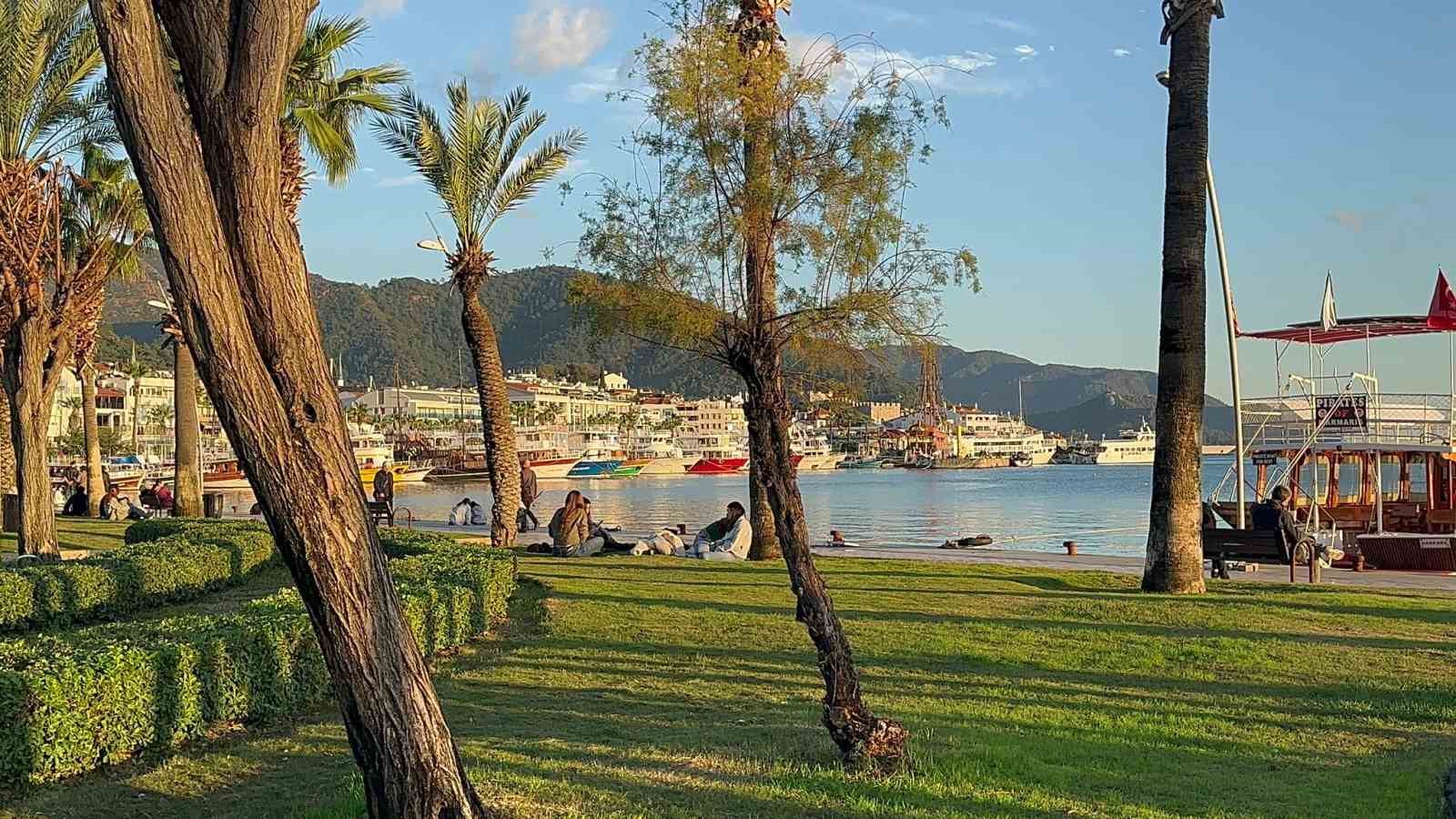 Marmaris’te vatandaşlar güneşli havanın keyfini çıkardılar
