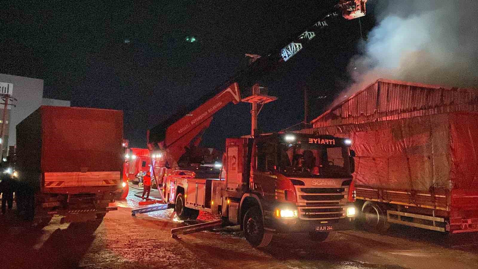 Kocaeli’de palet deposundaki yangın söndürüldü