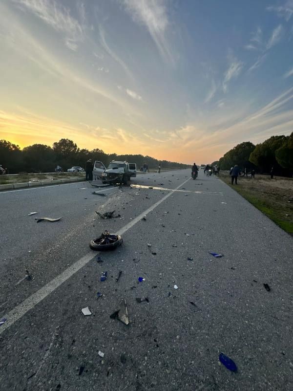 Pikap ile motosiklet kafa kafaya çarpıştı: 1 ölü, 3 yaralı