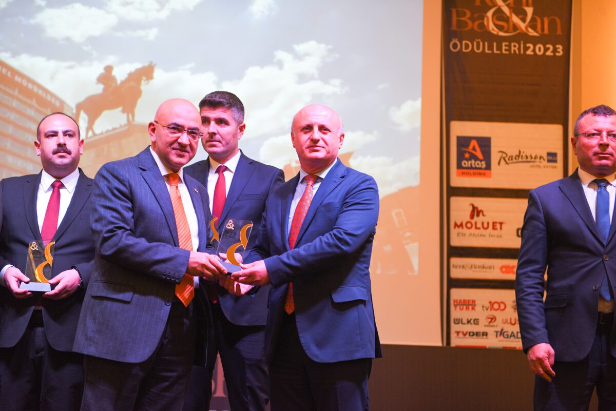 Başkan Murat Köse’ye ’Kent&amp;Başkan’ ödülü