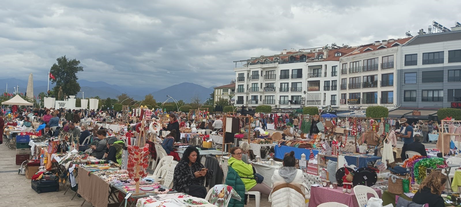 Fethiye’de yeni yıl pazarı ilgi gördü