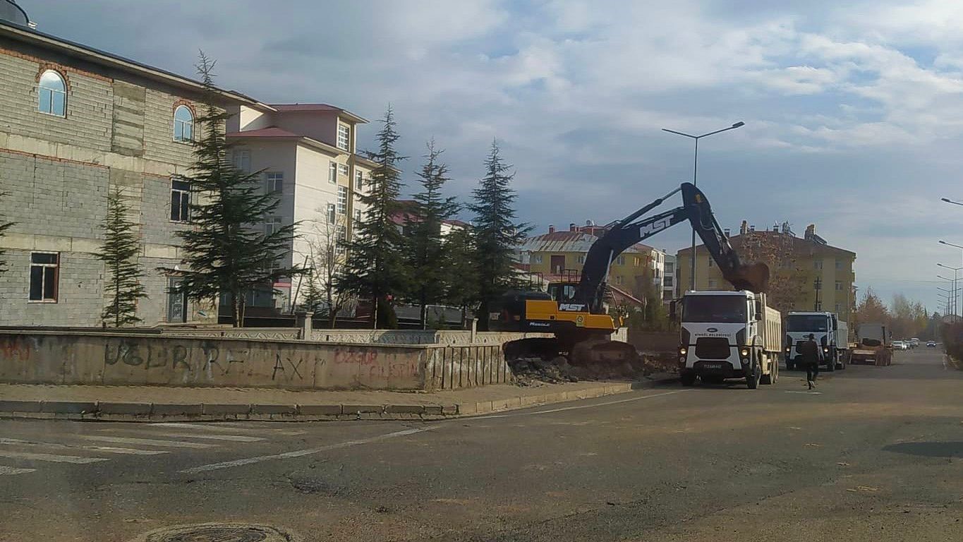 Bing&ouml;l&rsquo;de yollar genişliyor, trafik rahatlıyor
