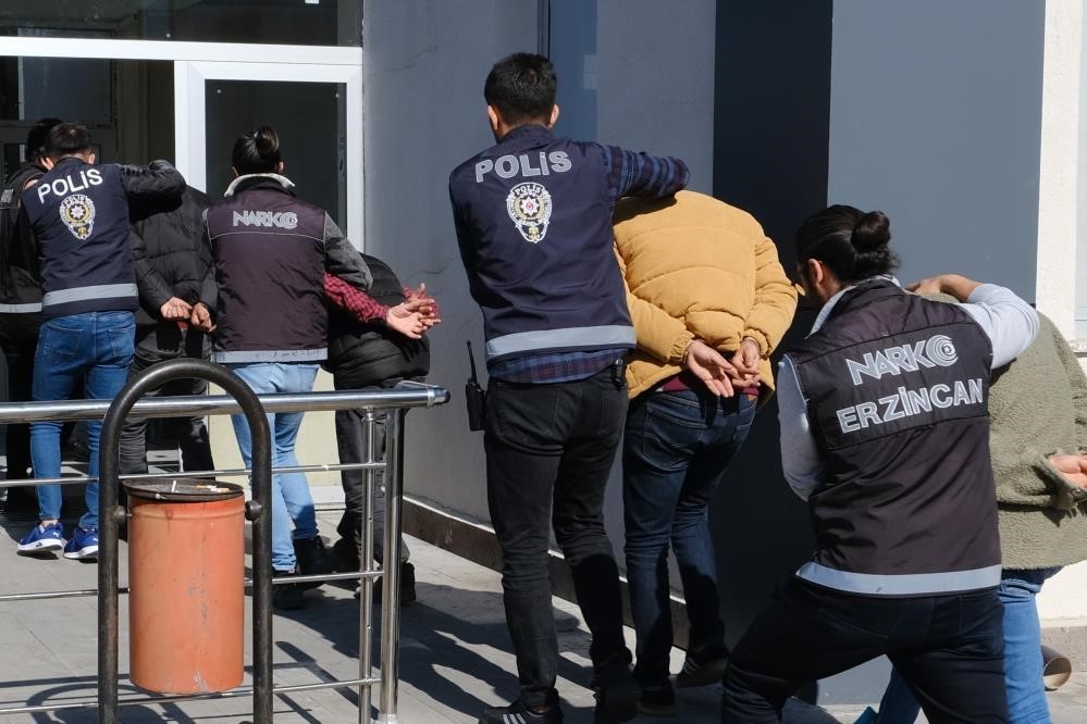 Erzincan’da çeşitli suçlardan aranan 35 kişi ile 9 düzensiz göçmen yakalandı
