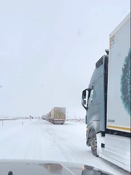 Ardahan-&Ccedil;ıldır Karayolu&rsquo;nda kar ve tipi nedeniyle tırlar mahsur kaldı
