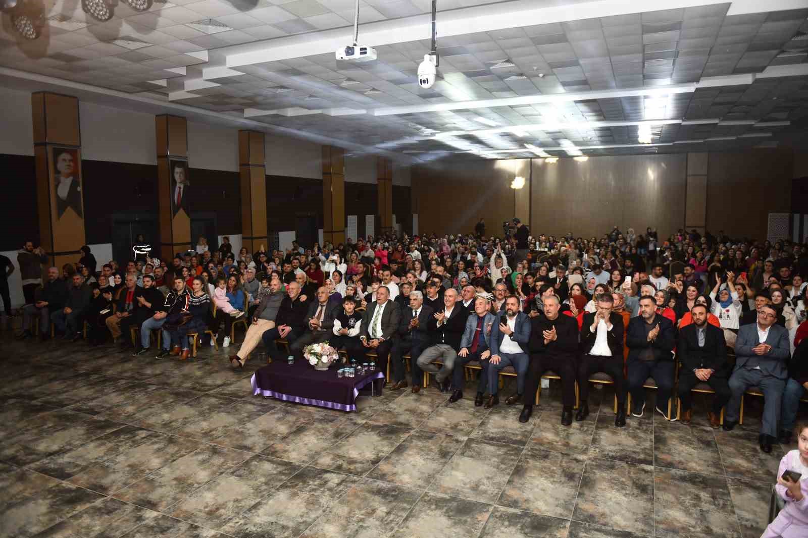 Esenyurt’ta sahne alan sanatçı Ekin Uzunlar kemençe performansıyla dinleyicileri büyüledi