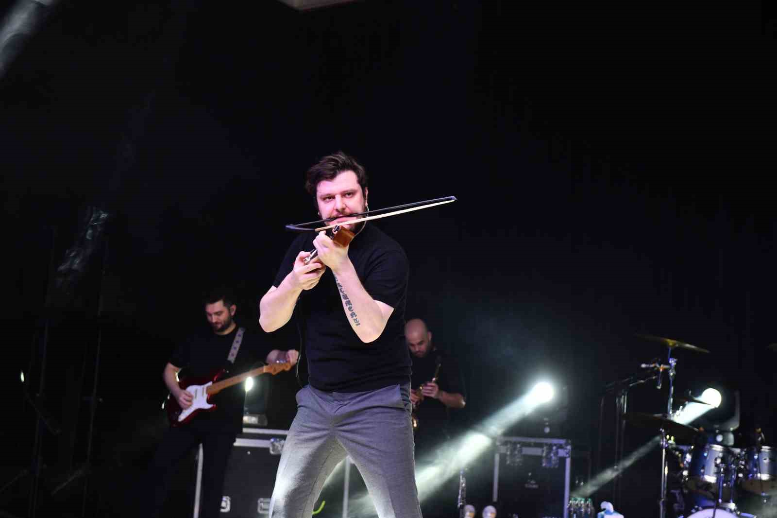 Esenyurt&rsquo;ta sahne alan sanat&ccedil;ı Ekin Uzunlar kemen&ccedil;e performansıyla dinleyicileri b&uuml;y&uuml;ledi
