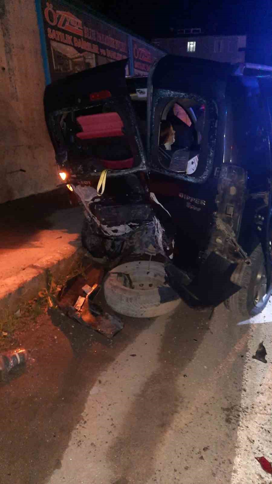 Yalova&rsquo;da otomobil hafif ticari ara&ccedil;la &ccedil;arpıştı: 4 yaralı
