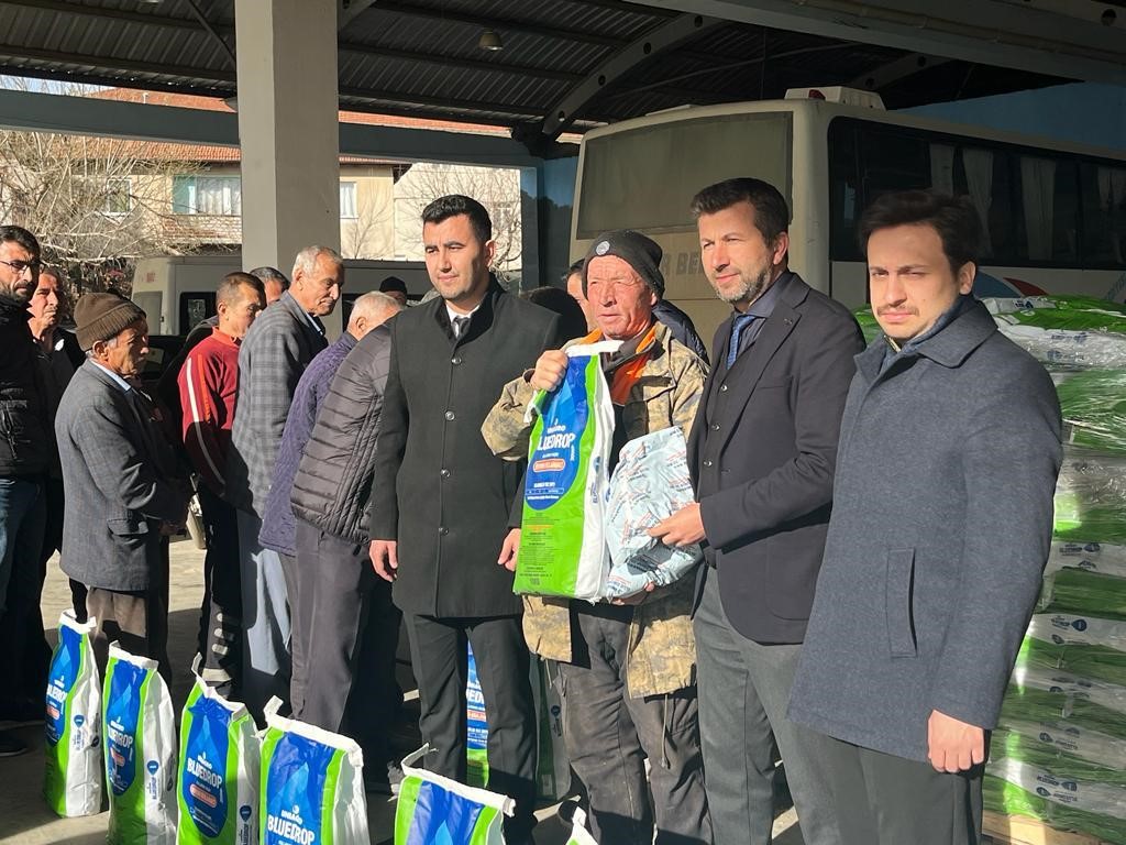 Pazarlar’da 350 çiftçiye 3 bin 750 kilo bordo bulamacı dağıtıldı