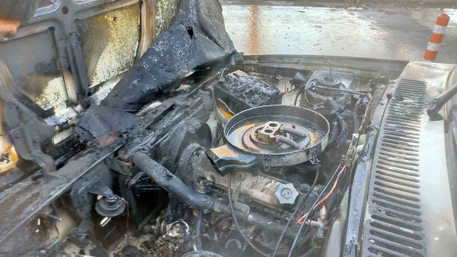 Alaplı&rsquo;da park halinde otomobil yandı
