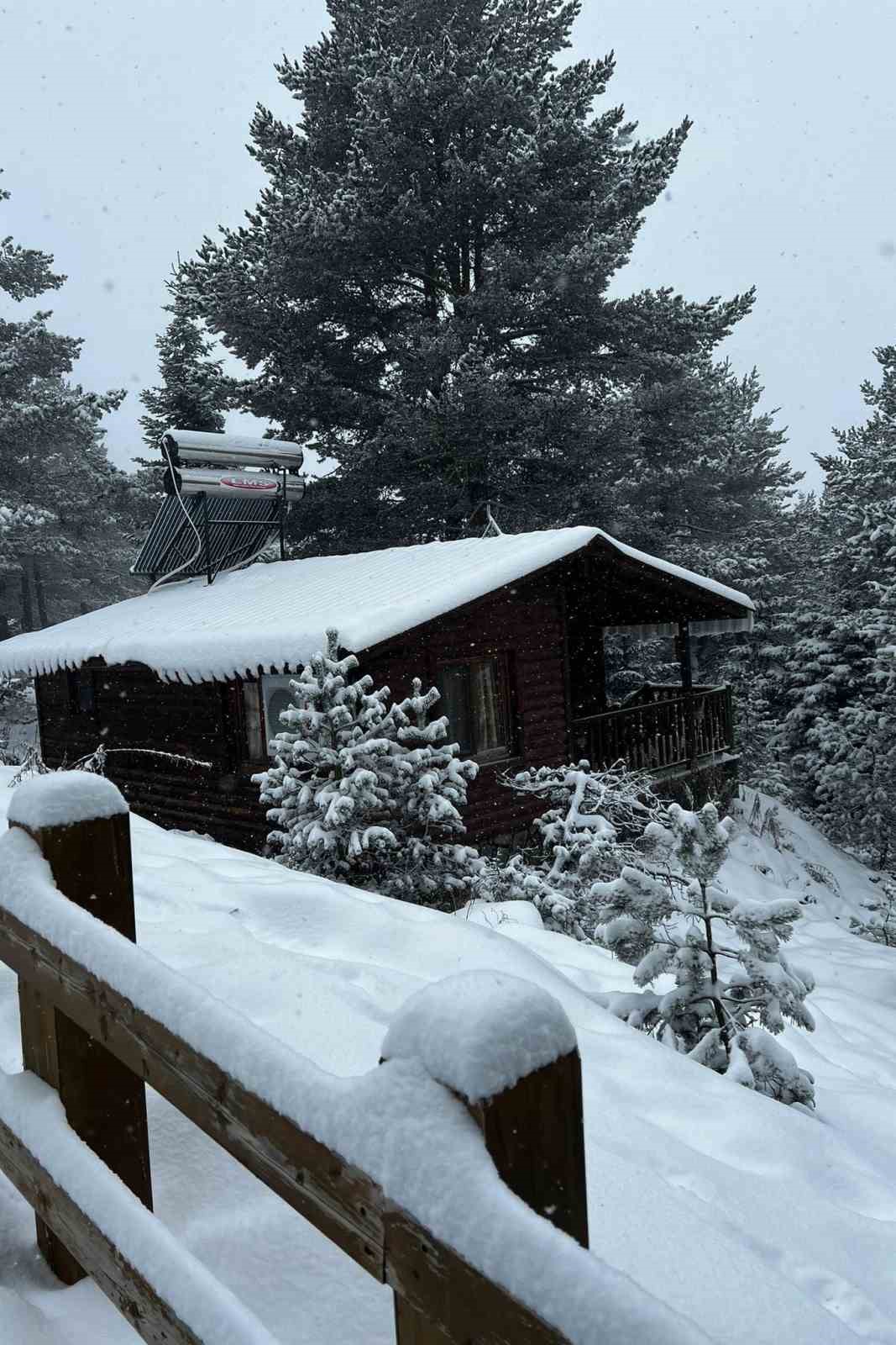 Limni G&ouml;l&uuml;ndeki kar manzarası b&uuml;y&uuml;ledi
