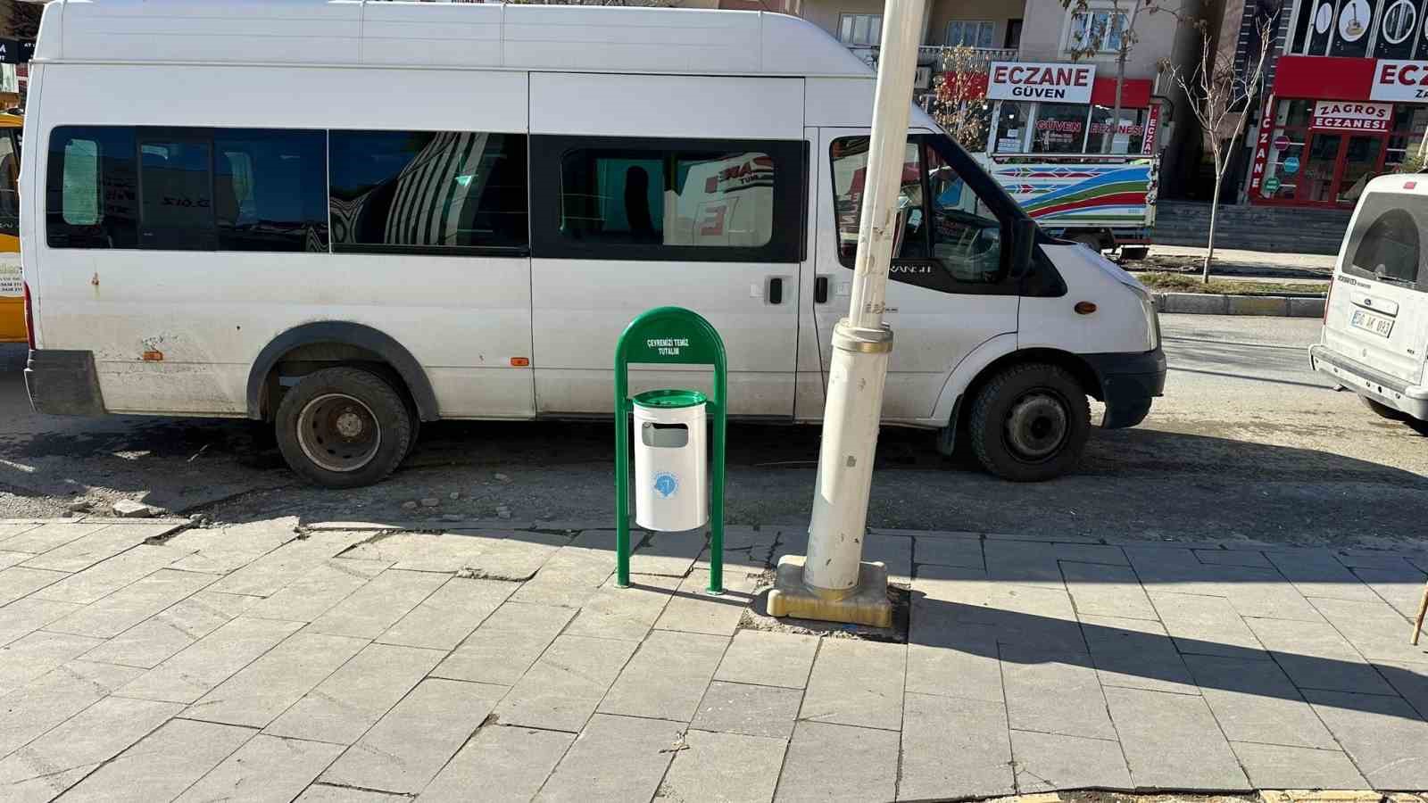 Hakkari&rsquo;de 75 noktaya &ccedil;&ouml;p kovası bırakıldı
