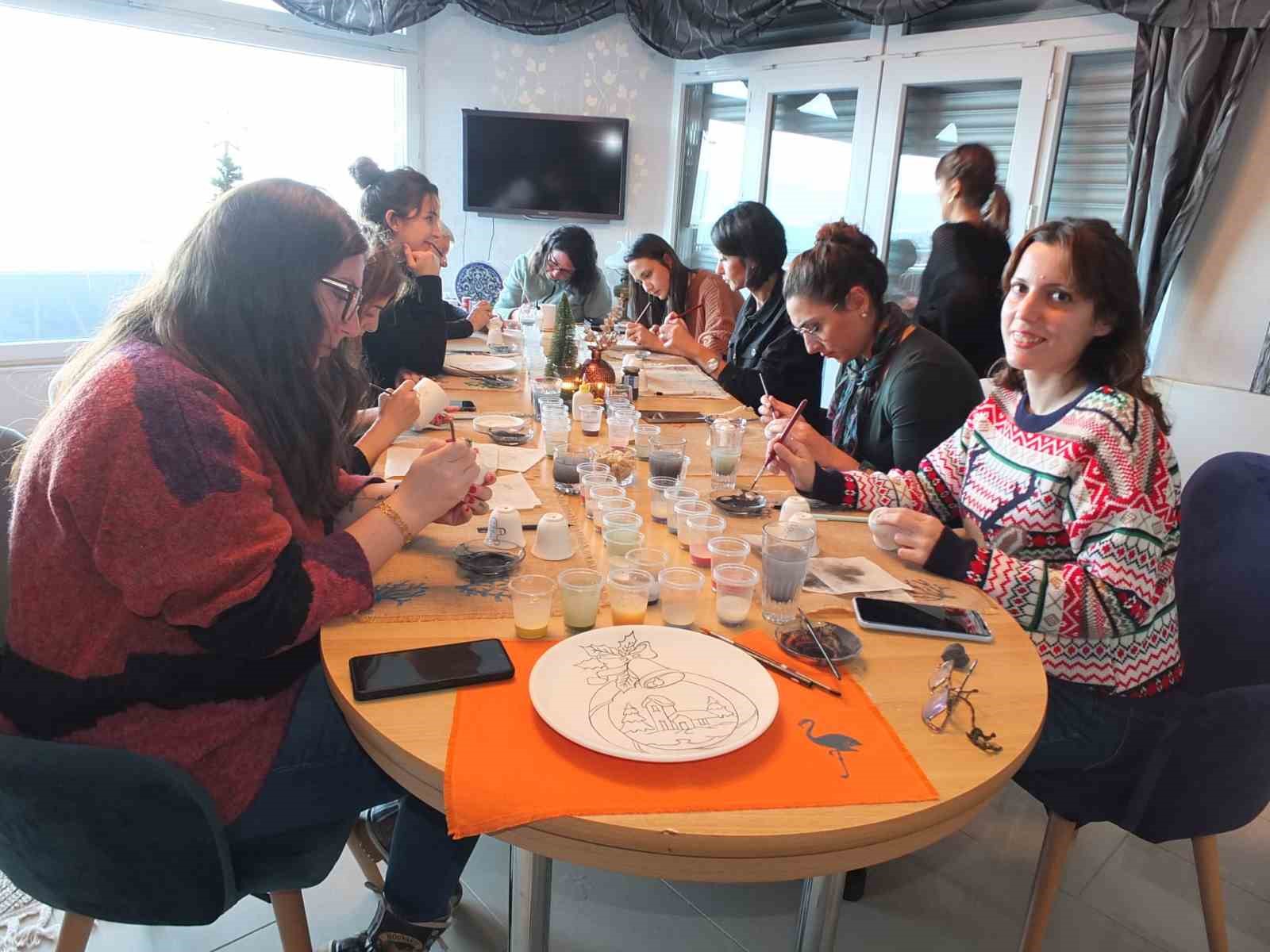 Kadınlar yılbaşı için hediyelik tabak ve fincanlara çini işlemesi yapıyorlar
