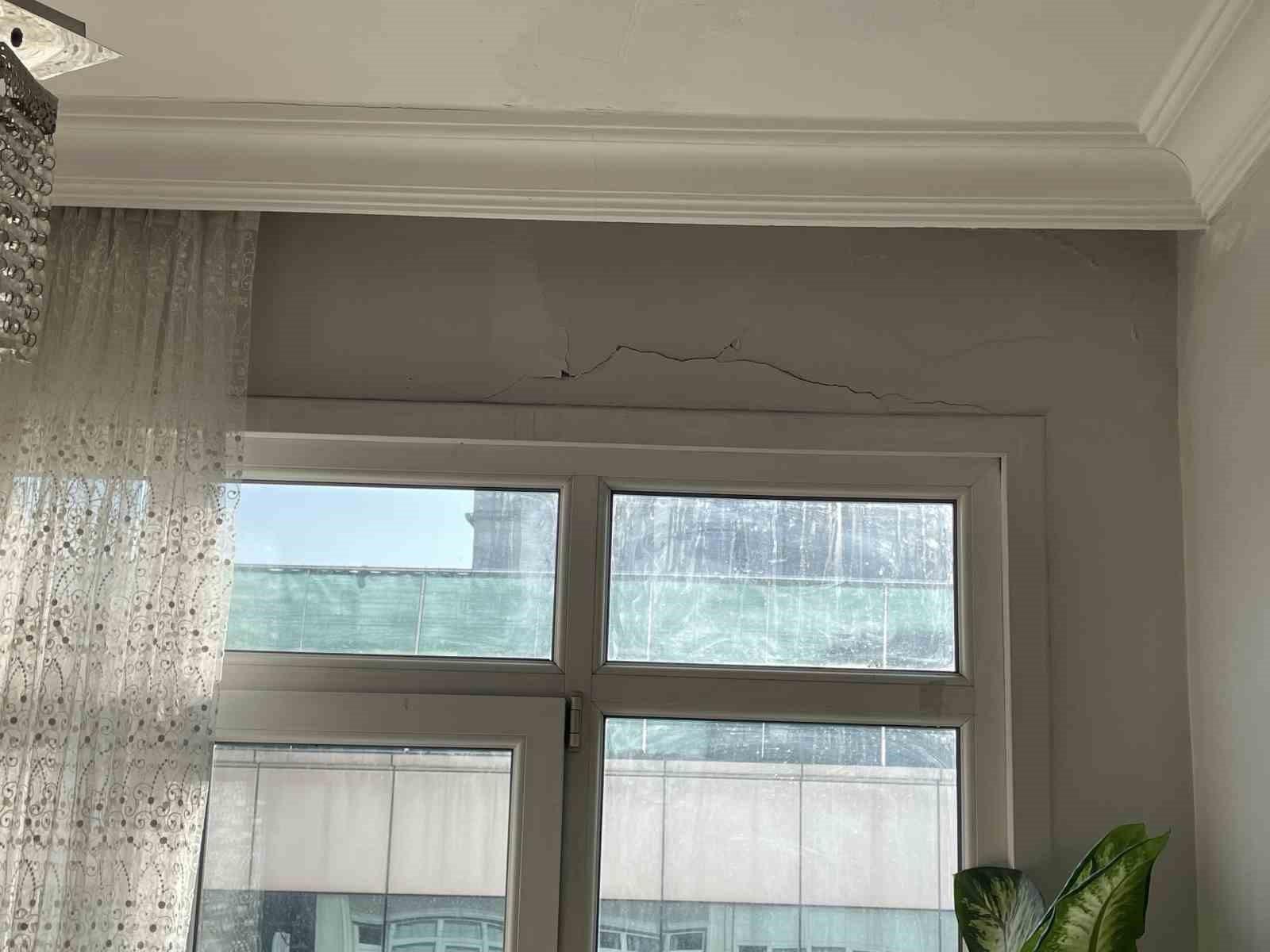 Deprem sırasında balkonunda &ccedil;&ouml;kme meydana gelen bina boşaltılıyor
