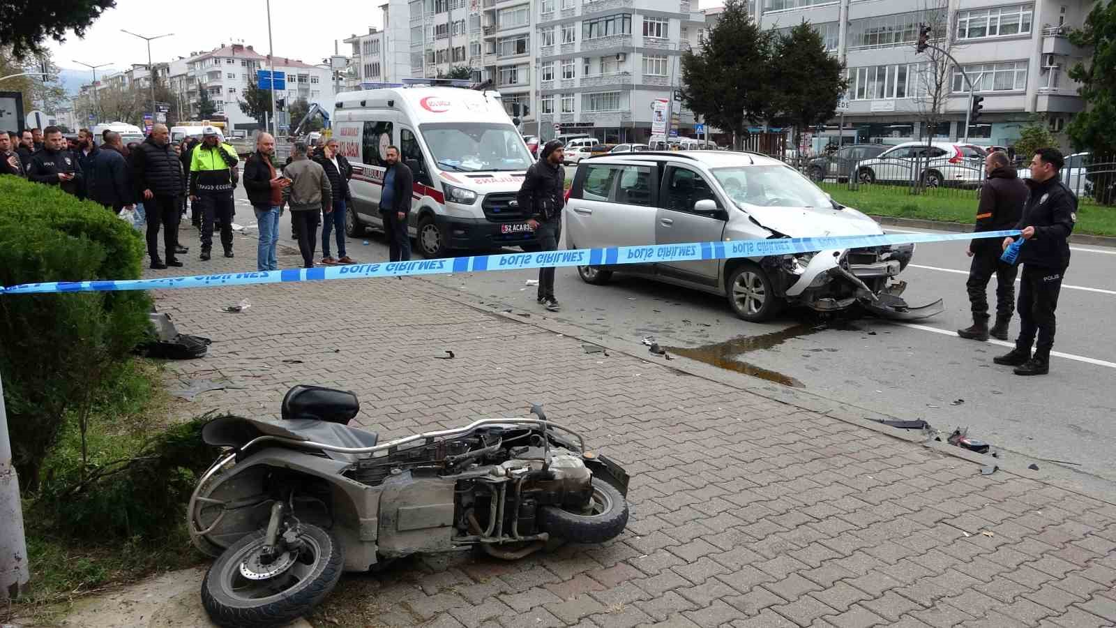 Otomobil motosikletli kuryeye, motosiklet de yayaya çarptı: 1’i ağır 2 yaralı