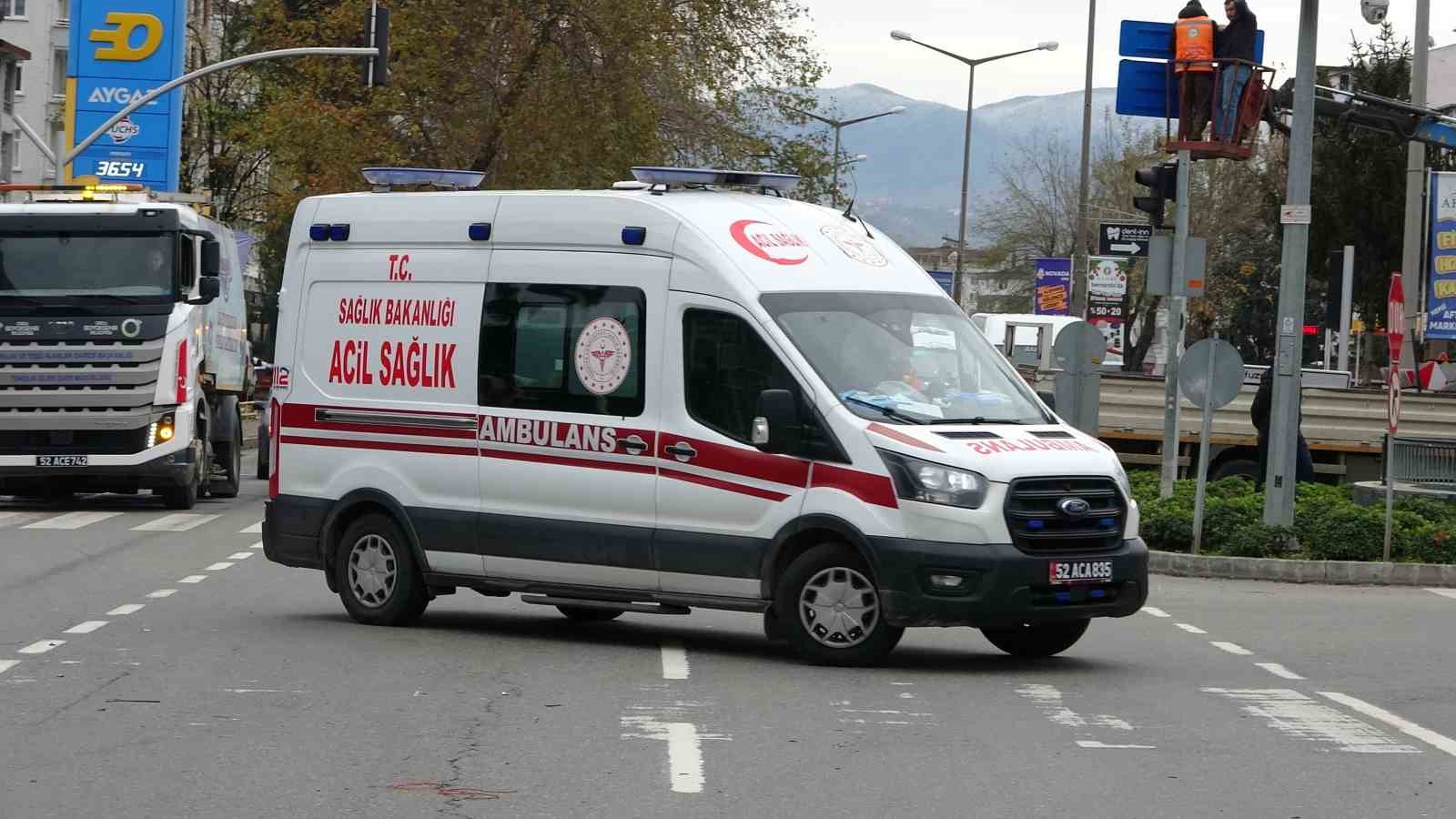 Otomobil motosikletli kuryeye, motosiklet de yayaya &ccedil;arptı: 1&rsquo;i ağır 2 yaralı
