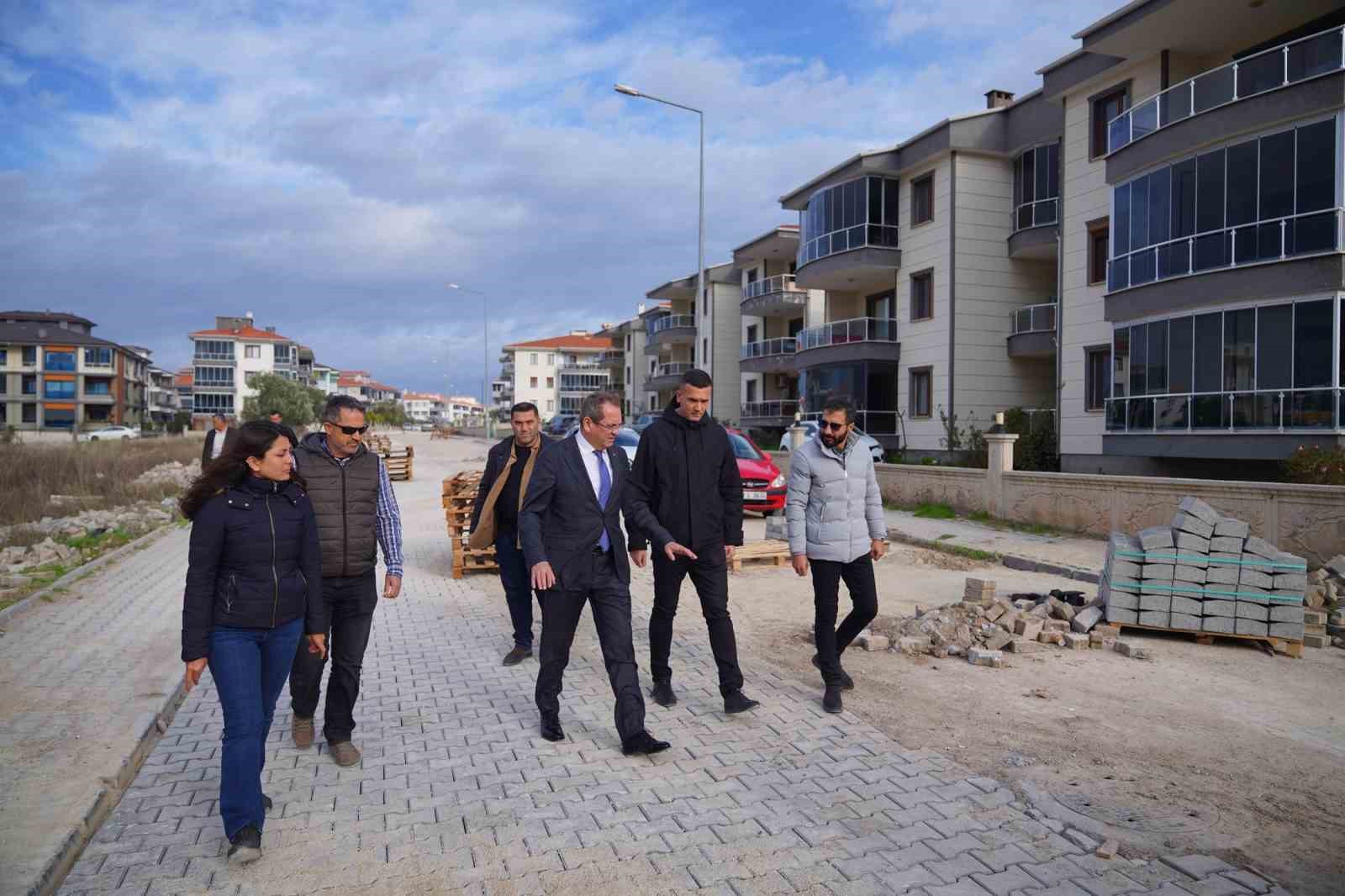 Ayvalık’ta doğalgaz inşasında tahrip olan yollara belediye neşteri