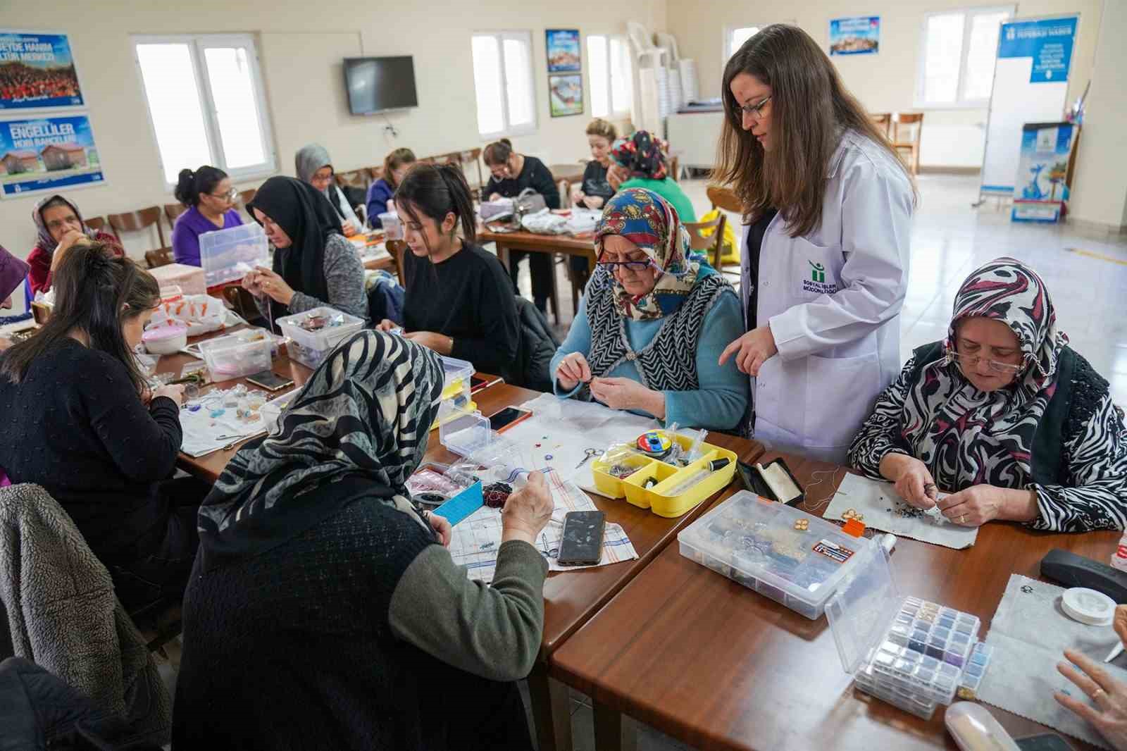 Kendi takılarını kendileri yapıyor