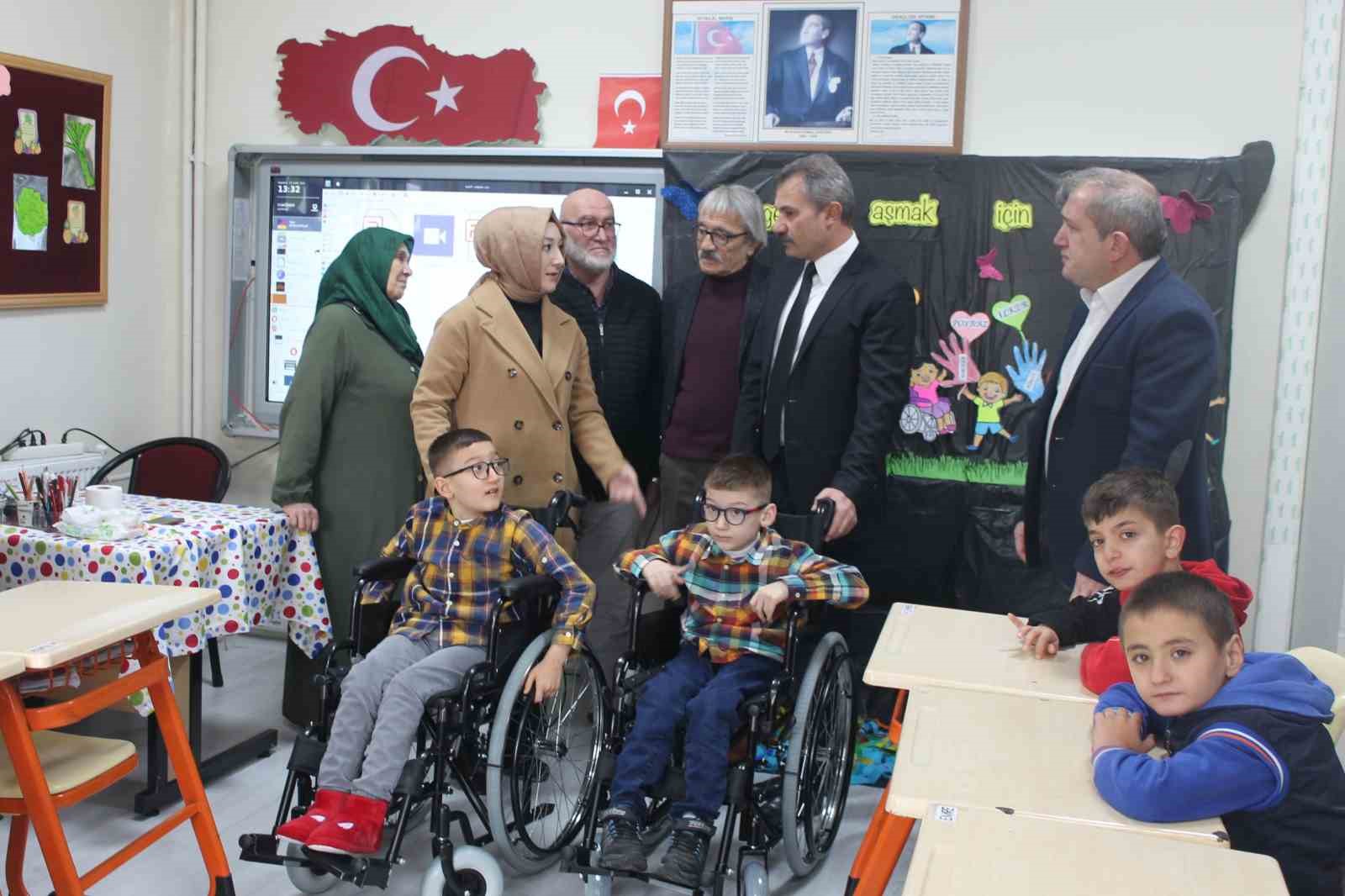 Özel öğrencilere tekerlekli sandalye desteği