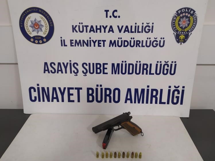Kütahya’da aranan şahsın üzerinde tabanca ele geçirildi