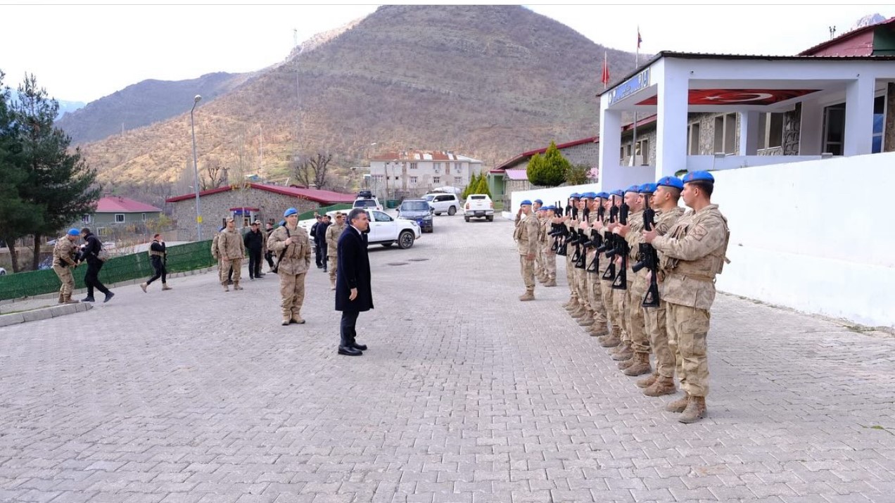 Vali Atay, askeri üslerde Mehmetçik ile bir araya geldi