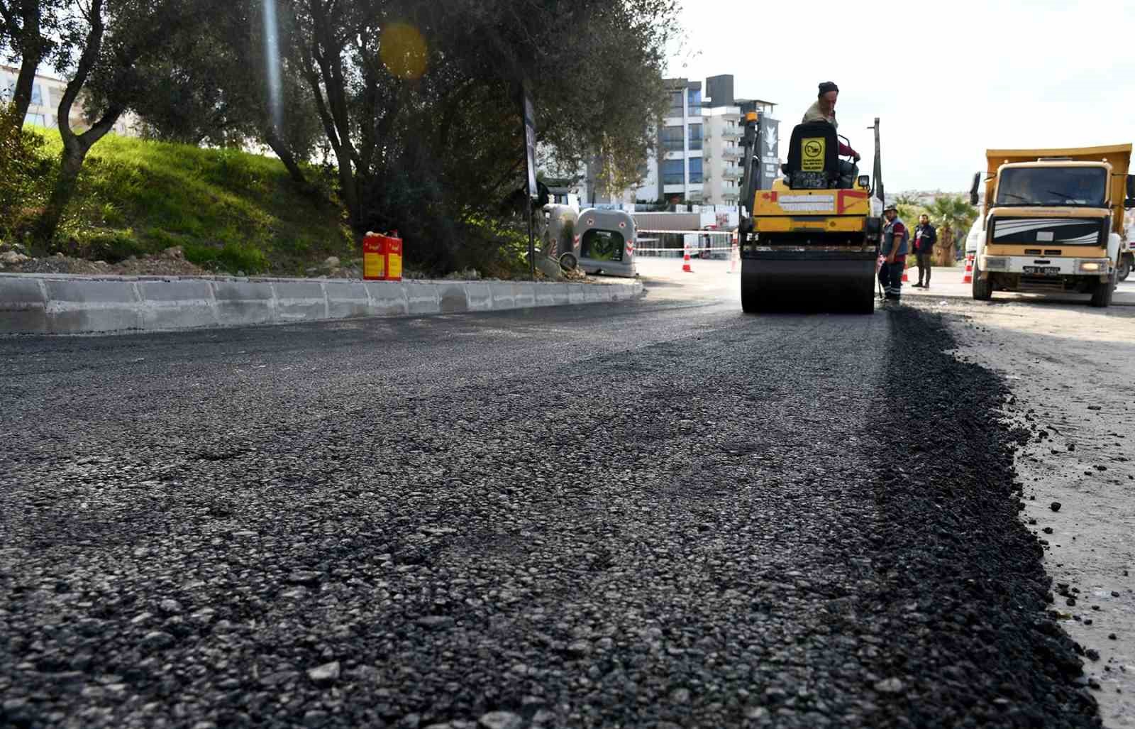 Kuşadası’nda sıcak asfalt seferberliği sürüyor
