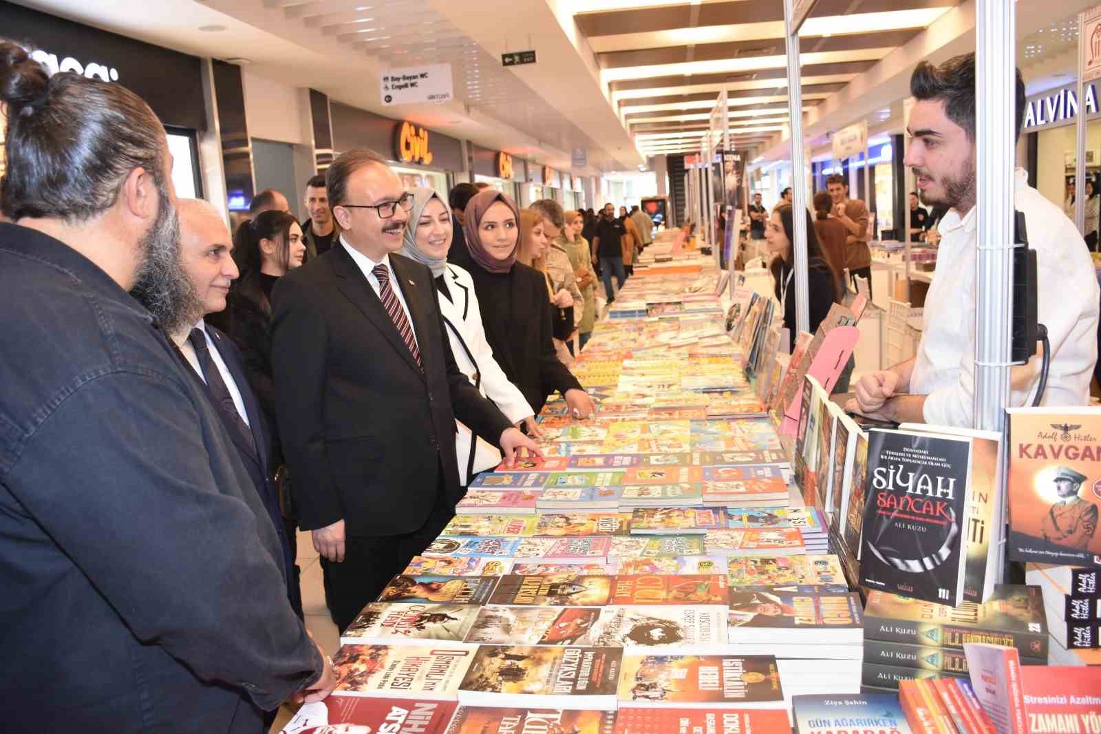 Siirtli vatandaşlardan Vali Kızılkaya’ya kitap fuarı için teşekkür