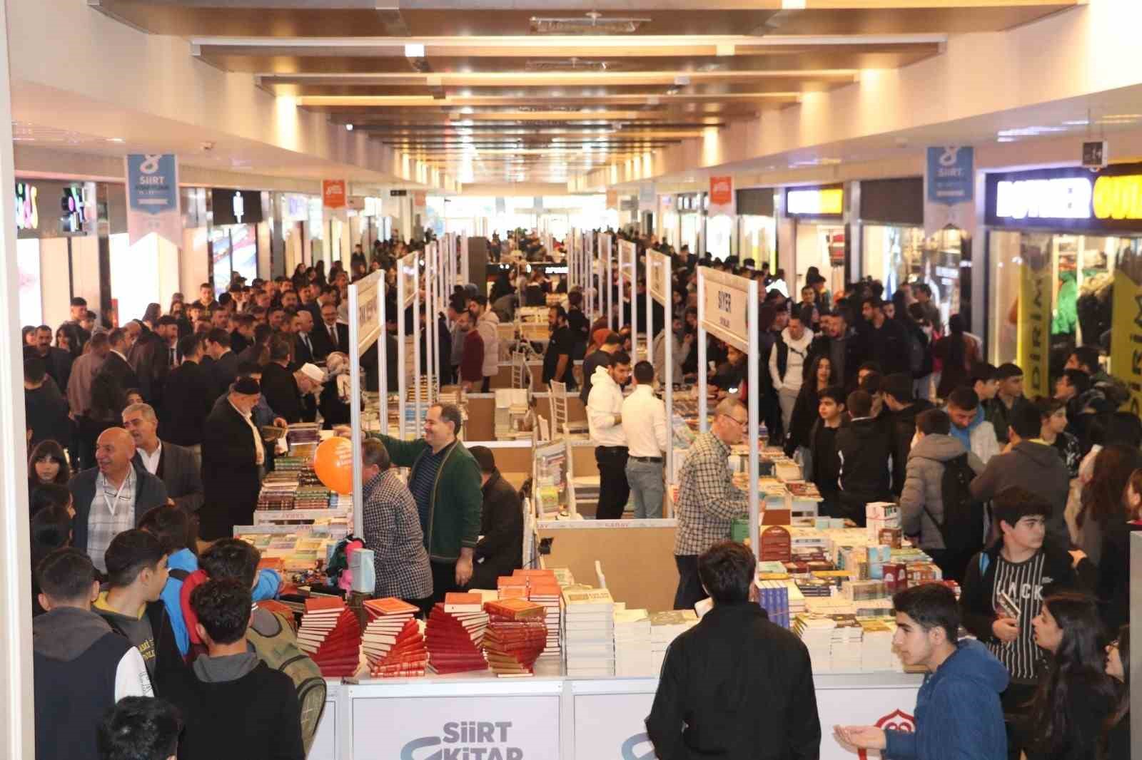 Siirtli vatandaşlardan Vali Kızılkaya’ya kitap fuarı için teşekkür
