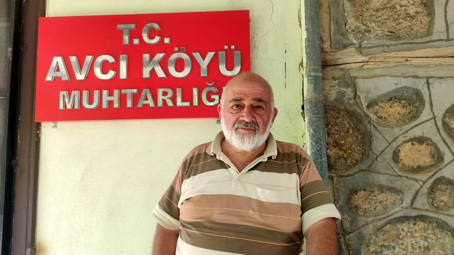 K&ouml;y&uuml;nde sigara t&uuml;ketimine savaş a&ccedil;an muhtar &ouml;d&uuml;llendirildi
